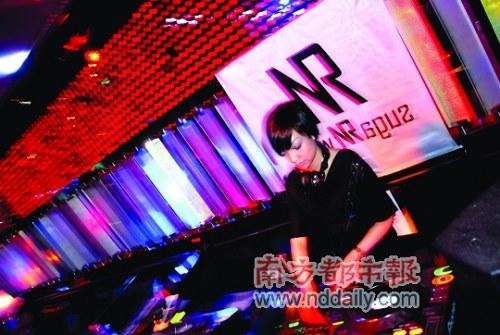 　　在戶(hù)外聽(tīng)電子音樂(lè)與在夜店聽(tīng)的感覺(jué)肯定不同