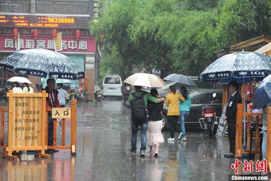 圖為“五一”小長(zhǎng)假首日門票檢查仍偏松。楊華峰 攝