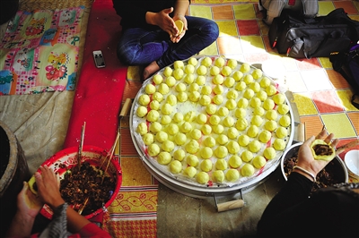 黃老漢一家正在制作黃饃饃。