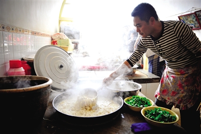 榆林的羊雜湯總是要加上大量的粉條。