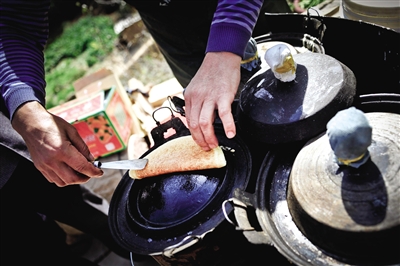 榆林街頭的特色小吃——攤餭(huáng)。