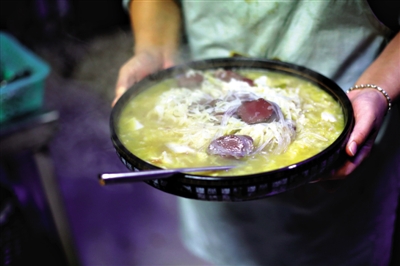 酸菜燉血腸是長白山一帶常見的菜品,有著東北地區(qū)典型的質(zhì)樸、實在的風格。