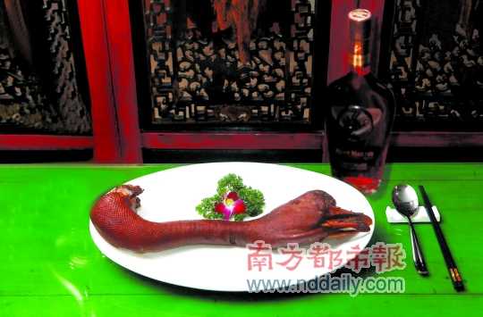 人頭馬誠印干邑白蘭地是高端宴席的佐餐佳釀，圖為鹵水老鵝頭