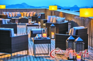 露臺(tái)能觀賞美麗山色。