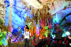 五光十色的封開龍山溶洞步移景換,令人贊嘆。
