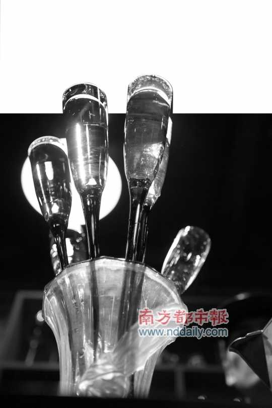 調(diào)制好的雞尾酒倒在造型奇特的玻璃杯中。