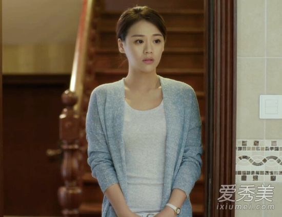 灰色開(kāi)衫內(nèi)搭圓領(lǐng)的米色T恤，優(yōu)雅知性