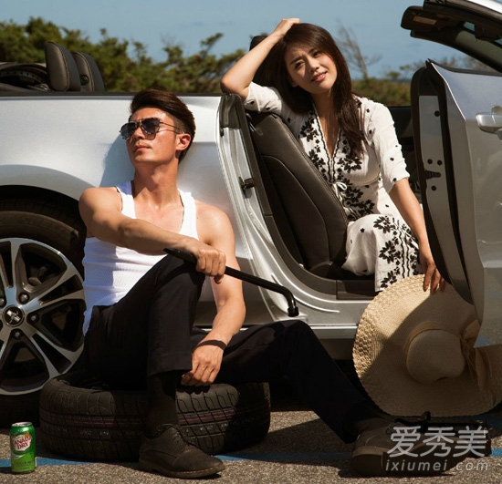 白色連衣裙配黑色花紋，個(gè)性?xún)?yōu)雅