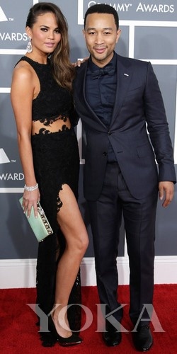 約翰·傳奇和女友Chrissy Teigen，Chrissy身穿Joy Cioci