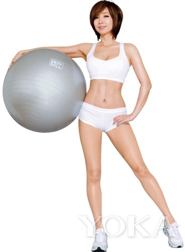 這個(gè)辣姐已經(jīng)是46歲超高齡啦，看人家的鉆石型小腹