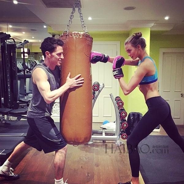 超?？ɡ颉た藙谒?(Karlie Kloss) 近期健身私照