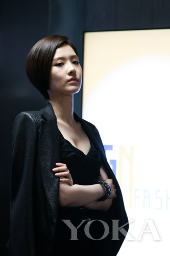 申映畫是極具事業(yè)心的富家小姐，造型簡約干練，面料質(zhì)地上乘