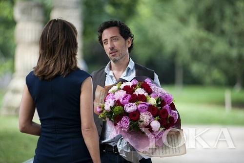 背影的完美同樣重要，衣服上的橫紋說明太緊繃、手肘處的橫紋說明肌質(zhì)老化。