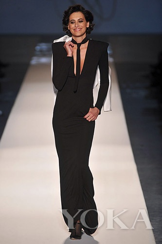 纖細(xì)的領(lǐng)帶既融于服裝，又升華造型