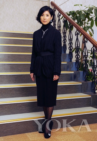 日劇《真我霓裳》中，飾演時裝大師的黑木瞳