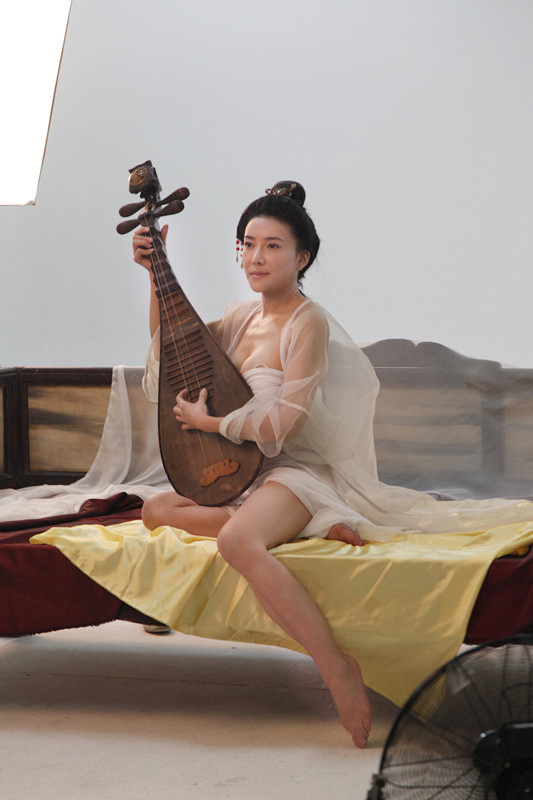 《新金瓶梅》女主角長臉似人妖 被批“男相”