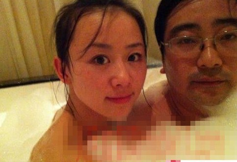 女主播紀某與國家檔案局官員范某。