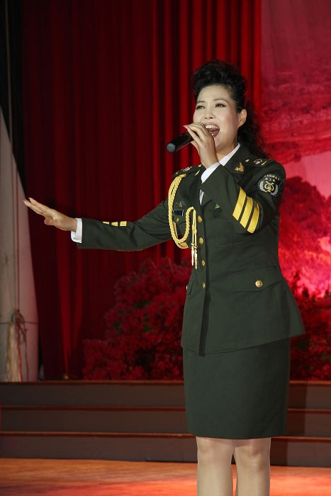 總政歌舞團(tuán)歌唱家夢鴿(資料圖) 總政歌舞團(tuán)歌唱家夢鴿(資料圖)