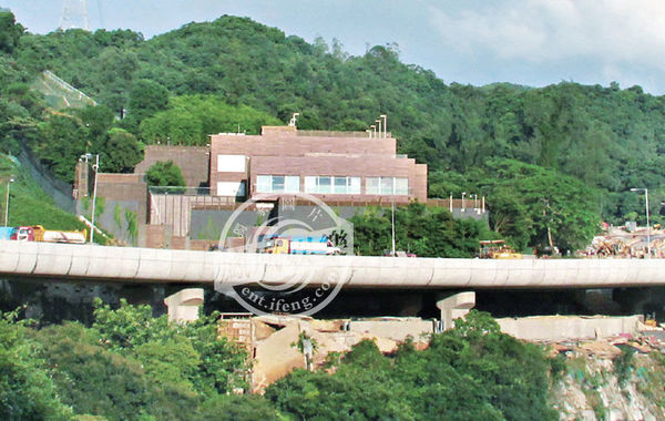 據(jù)悉，“皇宮”有3層高、分前后兩座大宅。前座兩層是邢家的游樂場，地下一層分別設有室外及室內泳池，