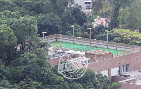 林青霞1994年6月29日嫁給香港商人邢李源，淡出影壇。林青霞婚后樂于相夫教女，其丈夫于2010年退