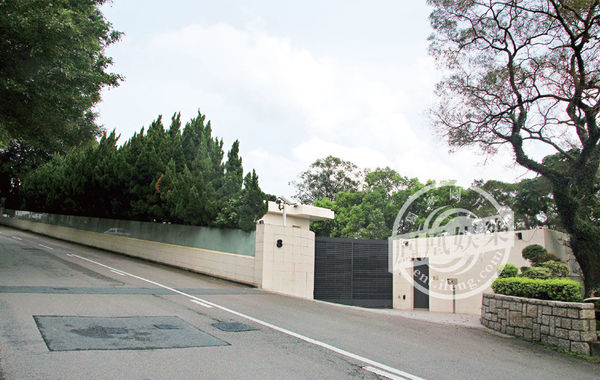 豪宅大門口。