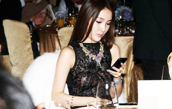 2013年11月30日，郭美美出席保利珠寶拍賣活動，現(xiàn)場郭美美一席透視的上衣性感現(xiàn)身，胸前乳貼顯露無