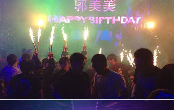 2013年6月16日下午，郭美美在網(wǎng)上曬出一組慶生照。通過照片可以看出，酒吧的巨大舞池中燃放焰火
