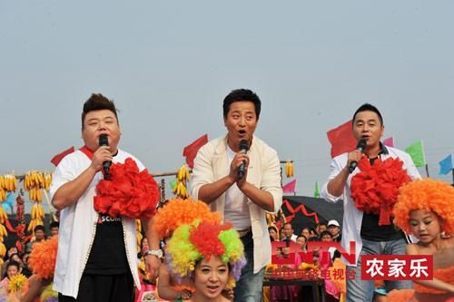 央視7套《鄉(xiāng)村大世界》節(jié)目主持人，左一為劉剛