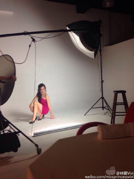 林薇穿短裙擺pose 林薇穿短裙擺pose