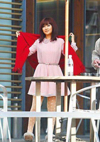 Selina大傘遮陽(yáng)扮萌開工