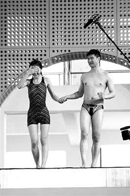 蔡卓妍進(jìn)行《中國(guó)星跳躍》的訓(xùn)練，她在教練田亮的陪伴下走上跳臺(tái)，但仍嚇得不敢往下看。 實(shí)習(xí)生 翟超 攝