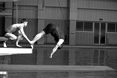 田亮正在給陳光標(biāo)把關(guān)、塑形。