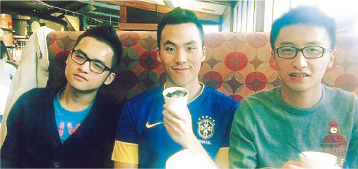 何猷啟在微博上載他在波士頓讀書的照片，與同學(xué)的生活很普通