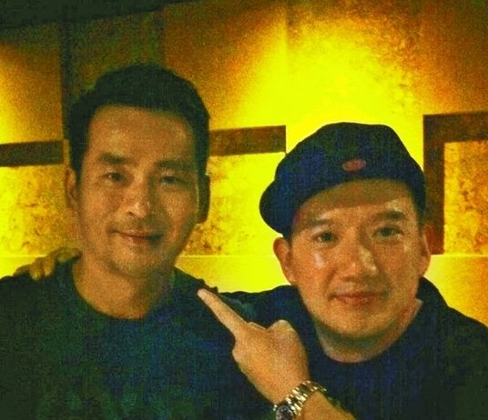 周焯華作為《低俗喜劇》投資人，與男主角杜汶澤合照。