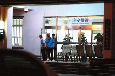 釋小龍走出派出所。