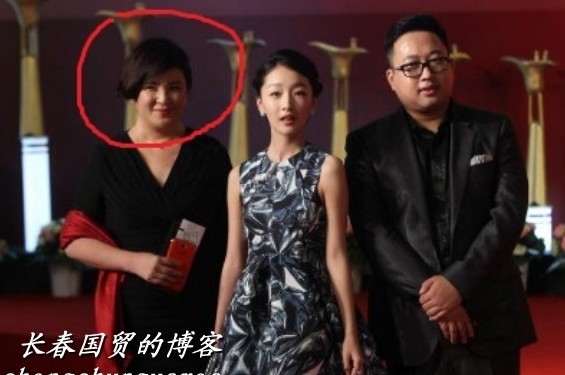 周冬雨與于正（右）和“干媽”（左）。