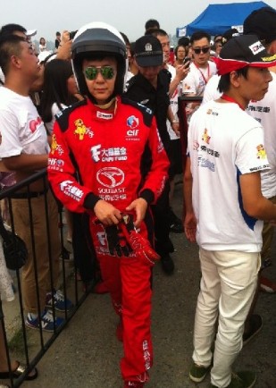 李晨撞車后看起來并無大礙，調(diào)整狀態(tài)繼續(xù)比賽。