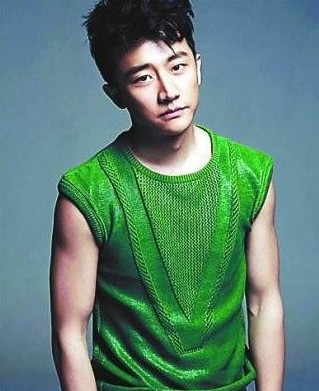 黃軒說起緋聞爆發(fā)的一剎那，語氣里還有點(diǎn)憤憤然。