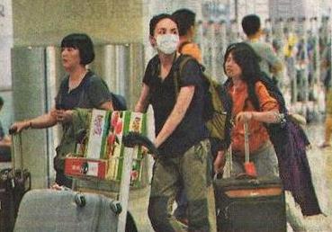 一身樸素打扮的王菲推桃回京。