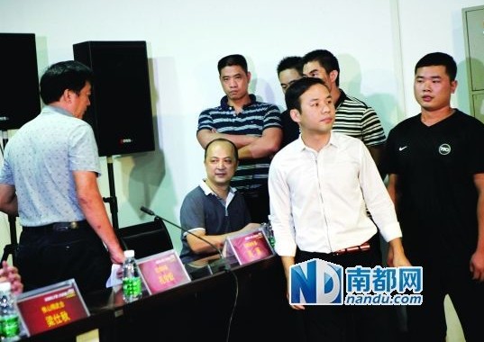 佛山精武會會長梁旭輝在弟子保護下來到現(xiàn)場。