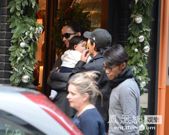 吳彥祖攜帶妻女外出逛街，小寶貝萌態(tài)十足。
