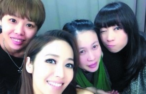 侯佩岑（中）14日在微博公開近照，被粉絲看出臉變圓。