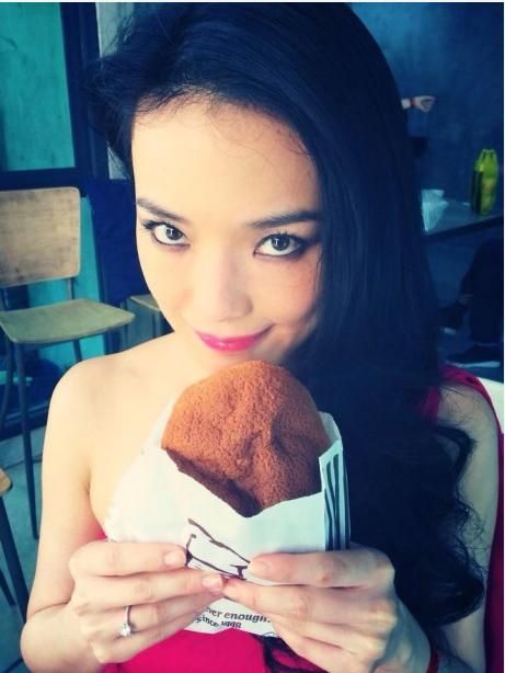 舒淇曬鴿子蛋戒指。