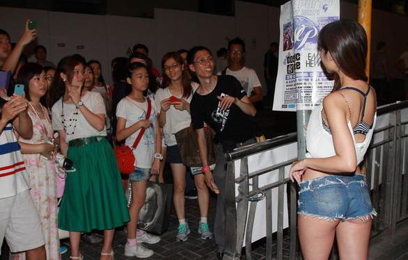 嫩模仙樂都性感著裝惹大叔圍觀，無懼與馬來西亞美女比身材。