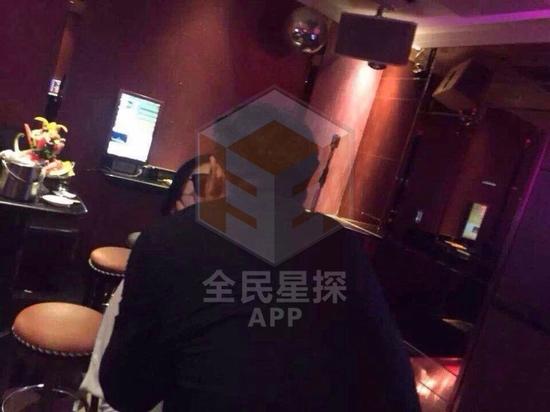 網(wǎng)絡(luò)曝光的田源激吻照，田源稱(chēng)是角度問(wèn)題