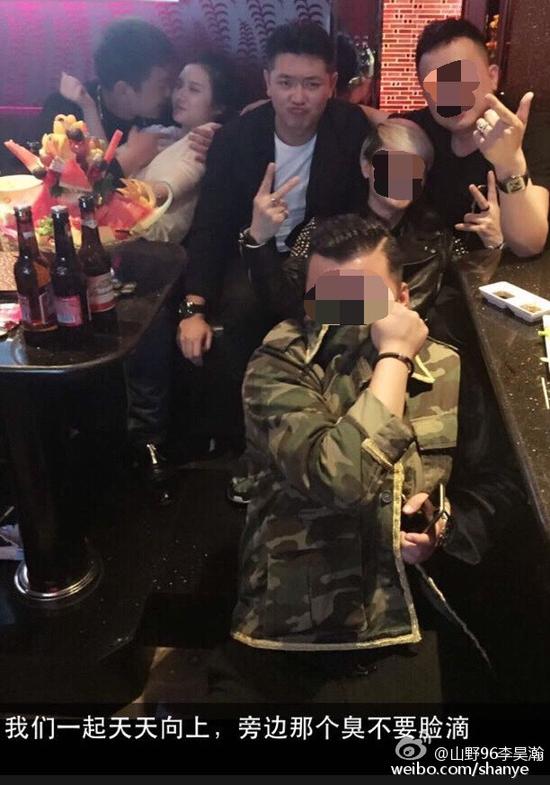 田源朋友辟謠稱(chēng)左側(cè)抱著女子親吻的是田源的發(fā)小，女子的男友。