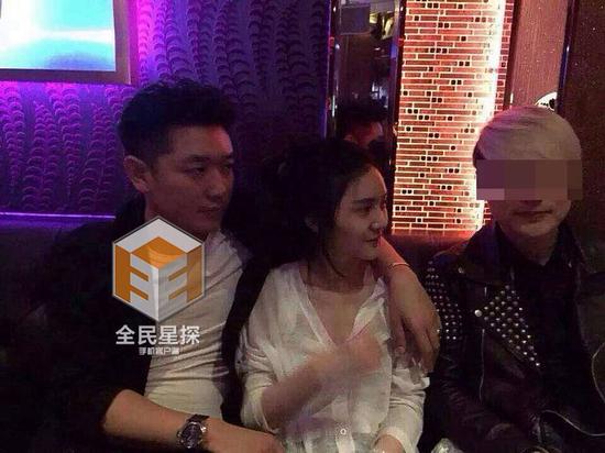 田源摟著激吻門(mén)女主，自稱(chēng)是在勸架