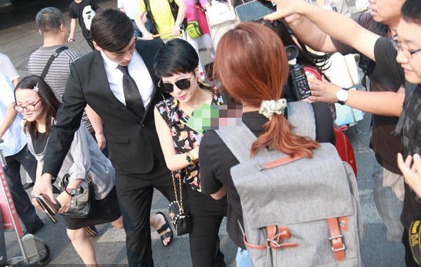 2015年7月6日，北京，陶喆前任楊子晴現(xiàn)身首都機(jī)場。剛一出來就遭到媒體圍堵，問及7號陶喆會有反駁證據(jù)