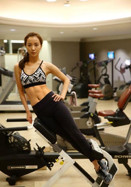 王珞丹曬腹肌照:運動是為了更好的吃 王珞丹曬腹肌照:運動是為了更好的吃