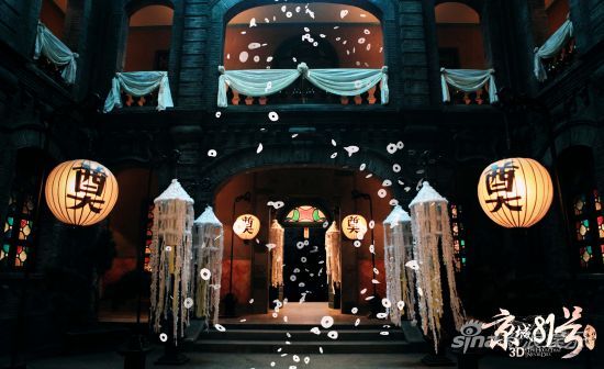 冥婚當夜，霍家大院招魂幡隨風擺動，漫天冥幣飛舞